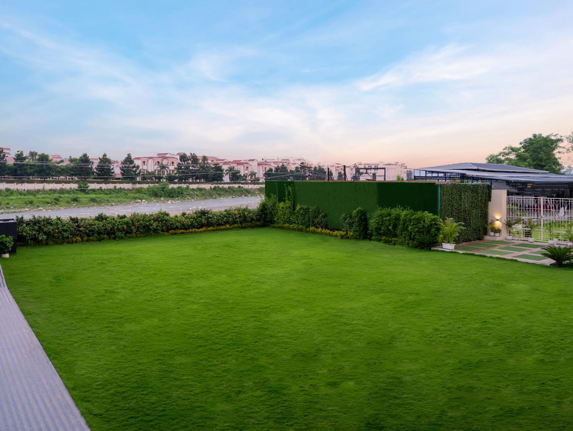 Clarion Hotel Dehradún Kültér fotó